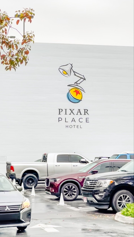 Pixar Place Hotel - Parking