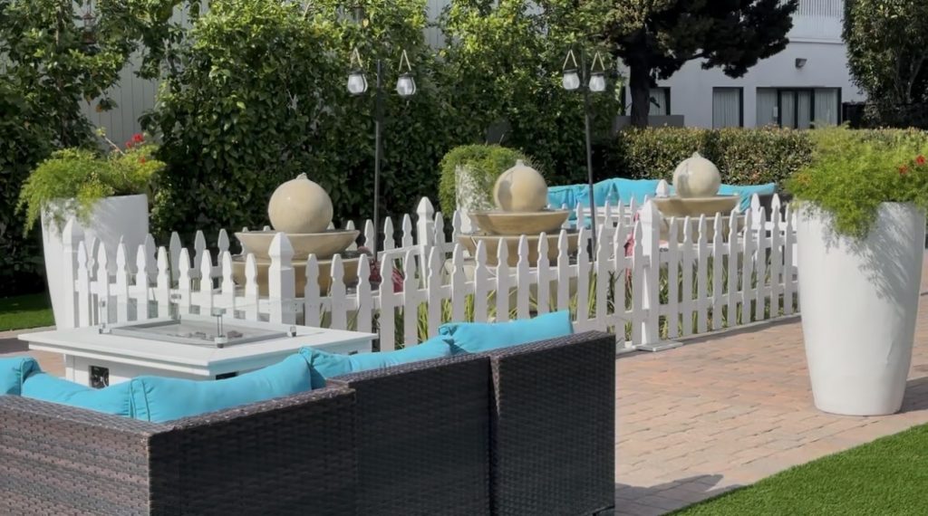 The Anaheim Hotel - Outdoor landscaping and fountains